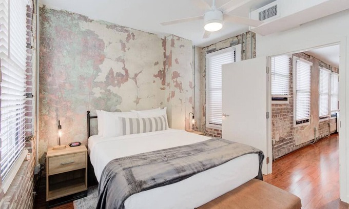 New Pathways Appartement | SM 205 · Historic Details, Modern Updates, Prime Location!