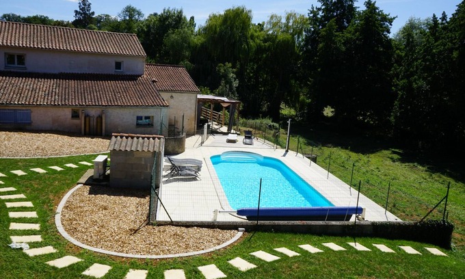 Chalandray Maison | Gîte bord de rivière avec piscine, jacuzzi, sauna, massages proche Futuroscope