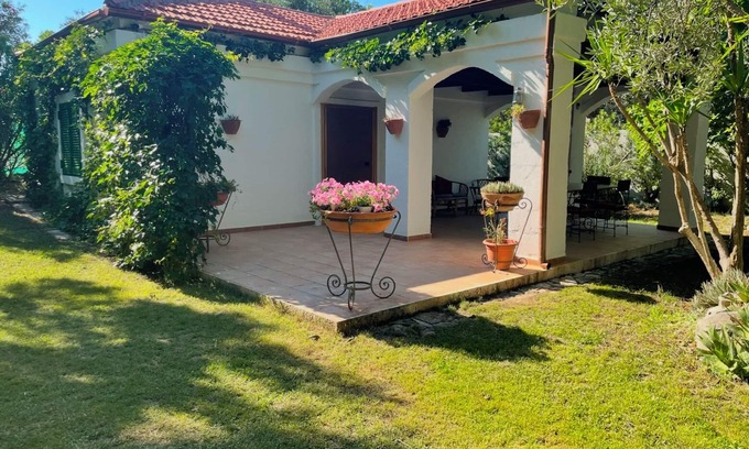 Molfetta Villa | chalet en pierre au milieu des oliviers avec dépendance dans la salle à bulles