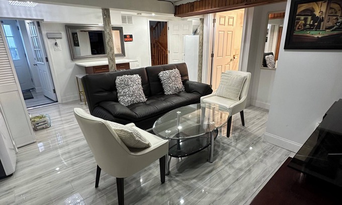 West Codman Hill - West Lower Mills Maison | Small Cozy 2 bedroom Unit in Boston.