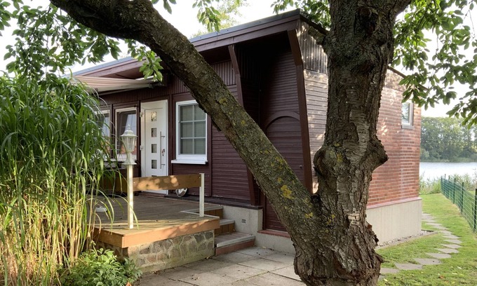 Jesendorf Appartement | Small, cozy bungalow with a lake plot and a private jetty
