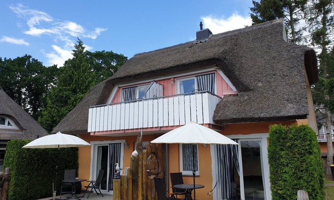 Wieck auf dem Darss Appartement | Small cozy vacation apartment with well-kept green property - Buhne II (upper floor)