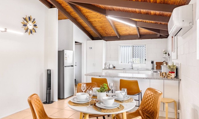 Crestmead Maison | Small Groups & Families! Stylish 3Beds near mall