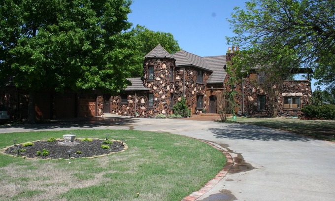 Watonga Maison | Small Mansion near State Park and Casino