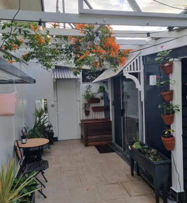 Caloundra Appartement | Small PET FRIENDLY Granny flat with paved courtyard