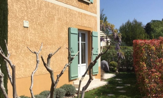 Loriol-du-Comtat Maison | petite bastide provençale dans résidence calme