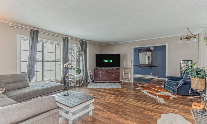 Moorhead Maison | Smart TVs I Fenced Yard I Nature Views I Spacious