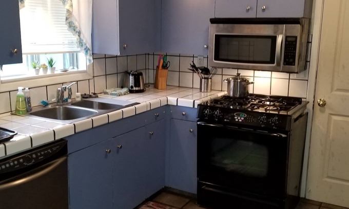 Klamath Falls Maison | Smarthouse ❤️2 Kings + Queen | BBQ Gas Firepit Patio Chairs |Pet Friendly Huge