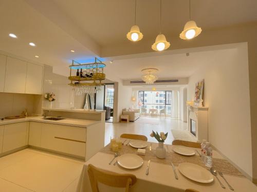 Yongding Maison | SmileNest Downtown Luxury Suite for 2-10 Guests, Zhangjiajie Attraction Ticket Service, Ideal for Couples, Families & Groups