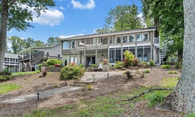 Penhook Maison | Smith Mountain Lake Home with stunning views - Wet Cove- newly renovated
