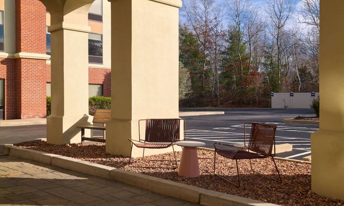 Smithfield Hôtel | Smithfield Charm: Free Breakfast & Pool Access | 2 Units | Near Universities