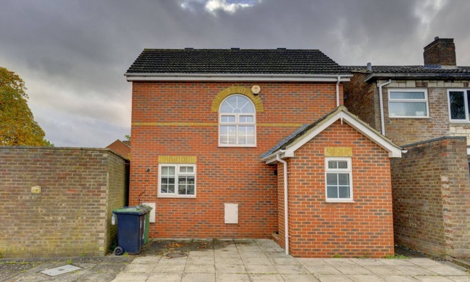 Lower Shelton Autre | Snagge Court | A Calm Detached 2BR House I Parking & Garden | Pet Friendly | eco-Short Term Let by SILVA