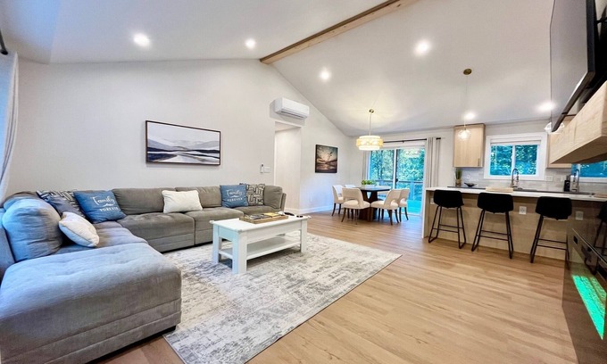 East Renton Highlands Maison | Snap-Worthy Cliffside Modern 4bed / 2Bath Home w/ AC, WIFI & Plenty of Parking!