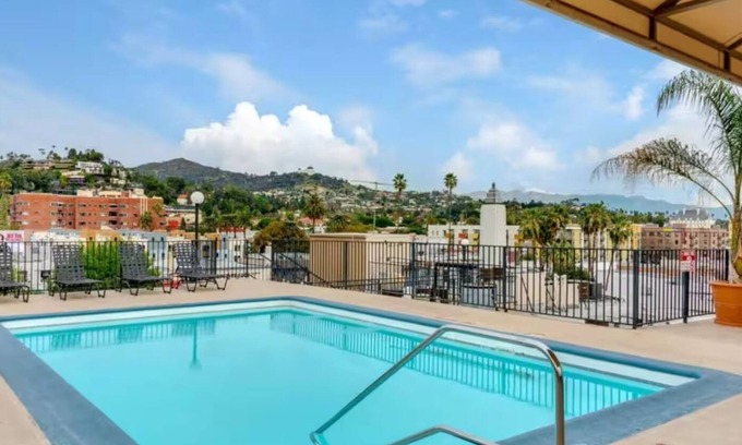 Little Armenia Appartement | Snazzy 2Bd Apt/Rooftop Pool with Stunning view of the City & the Hollywood Sign