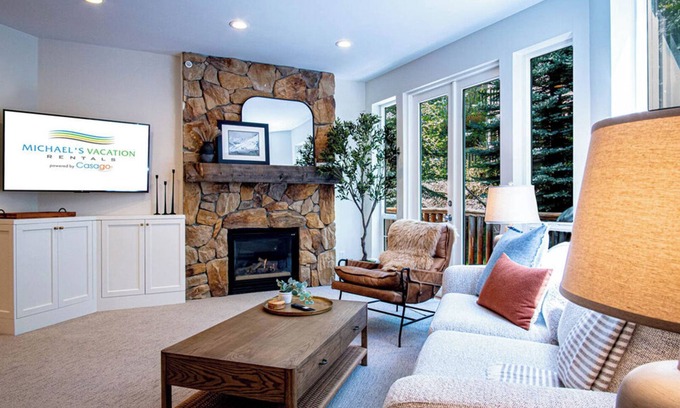 Ketchum Copropriété | Snow Star Serenade - Hot Tub + Gym + Walk to downtown & ski lifts!