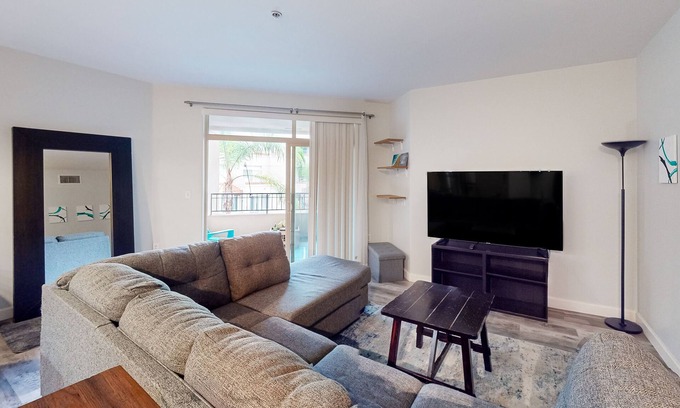 Civic Core Appartement | Snowbird-friendly studio near ocean with pool, hot tub, gym, balcony - dogs OK