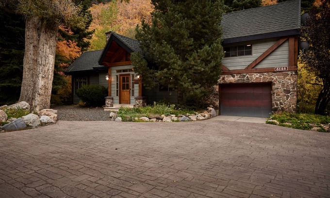 Snowbird Cabine | Snowcapped and sun-splashed In The Canyon Retreat: Cabin Home with Hot Tub