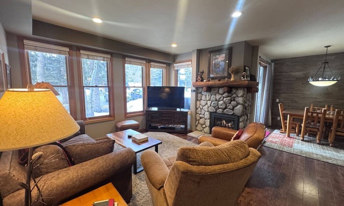 Mammoth Lakes Maison | Snowcreek V, 2/2 Family Fun & Dog-friendly Mountain Retreat!