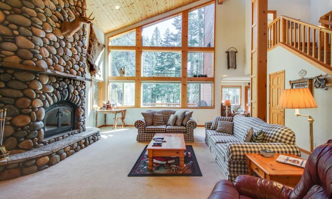 Truckee Maison | Snowpeak Tahoe Donner Golf Course Views