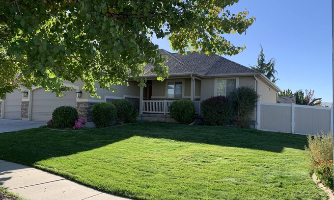 West Valley City Maison | Snug Home with fenced yard,10 min from the airport\SLC, 20 min to most ski areas