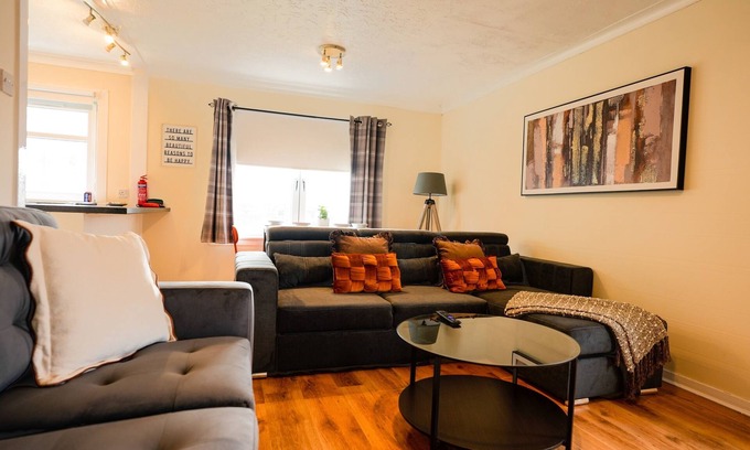 Chapelhall Appartement | Snug Modern Apartment