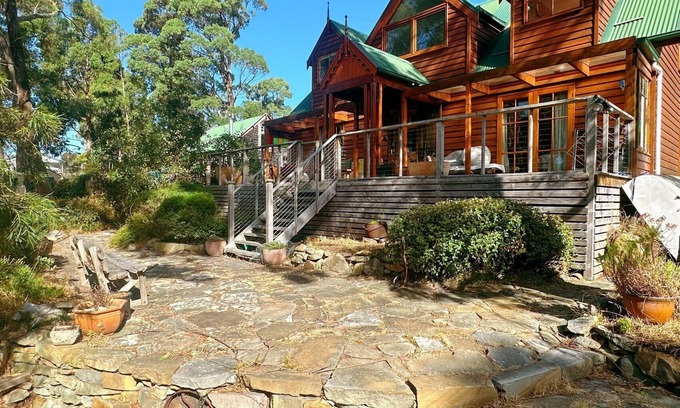 Lower Snug Maison | Snug Sanctuary - A gem in the forest 20 min to CBD
