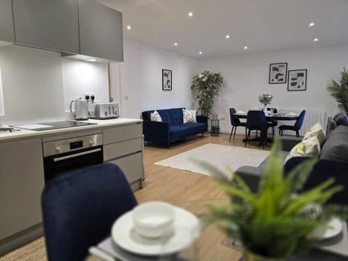 Whyteleafe Appartement | Snuggle Inn Serviced Apartments, Great choice for large groups, Contractors, Business Executives and Family Vacations in the stunning valley of Surrey Hills, secure Private Parking, Offering Easy Train Access to London, Gatwick airport, M25