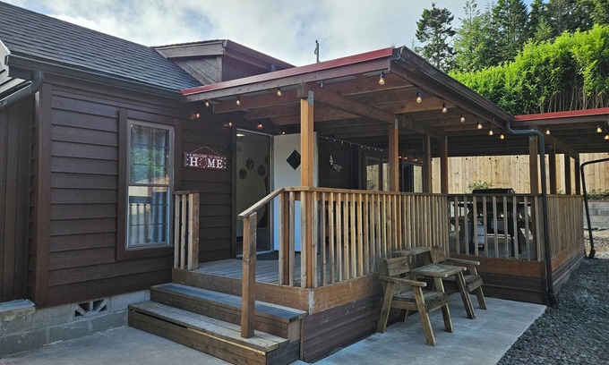 Lakeside Cottage | So much to enjoy at this 2-bedroom cottage in Charming Lakeside.