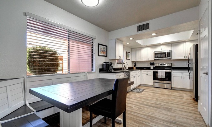 Paradise Valley Village Maison | So SnAZzy Ground Floor King
