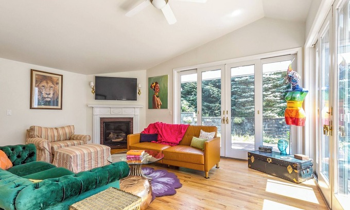 Rhinebeck Maison | Soak in the hot-tub at Rainbow Oasis Rhinebeck. Pet-friendly!