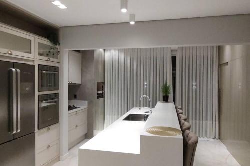 Picarras Maison | Sobrado com piscina, banheira e garagem coberta.