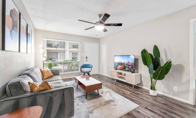 Pleasant Valley Appartement | SoCo 2BR cozy suite w/ pool, king bed, fast WiFi