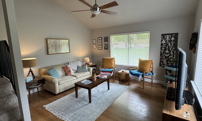 East Congress Copropriété | SOCO Condo in Quiet East Congress Neighborhood