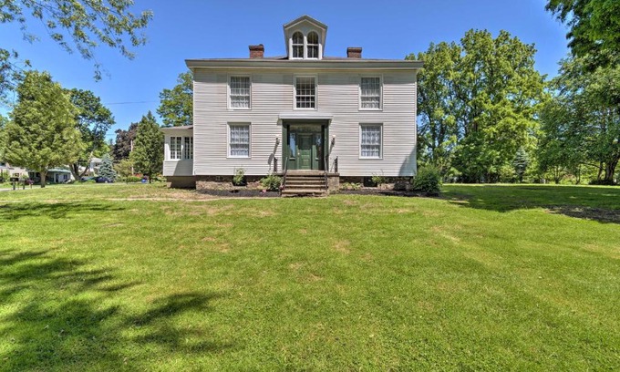 Sodus Point Maison | Sodus Point Historic Home about half Mi to Sodus Bay!