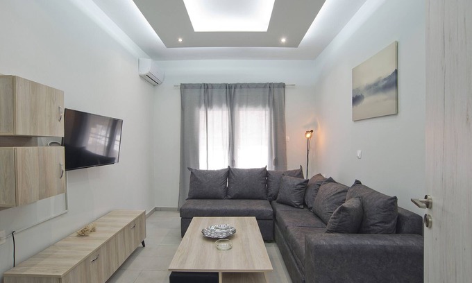 Peiraiki Appartement | Sofia's Home Piraeus Modern, Reno, Fully Equipped