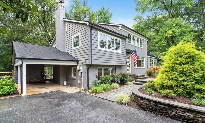 Baileys Crossroads Maison | Sojourn Beautiful Family Home with Beach Access & Backyard