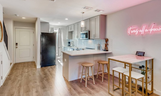 Galindo Copropriété | Cozy Condo w/in Close Proximity to Downtown