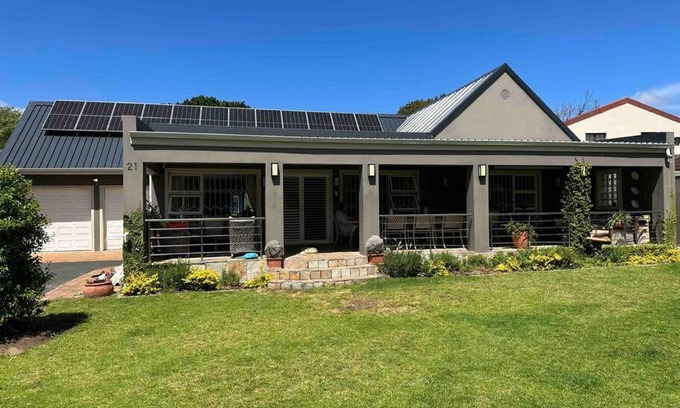 Lakeside Maison | Solar Entertainers dream on Constantia wineroute