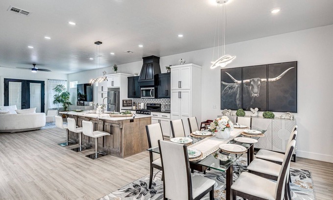 Central Oklahoma City Maison | SOLENA VIP OKC: Heated pool, Jacuzzi, grill, pool table outside; cozy interior.