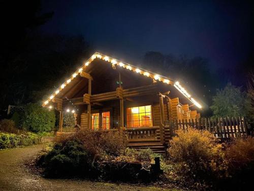Aymestrey Appartement | Solid Log Cabin With Private Hot Tub - Oak