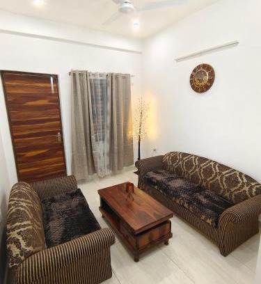 Delhi Appartement | Solitaire - Luxurious & Peaceful 3BHK by the Lake & Golf Course