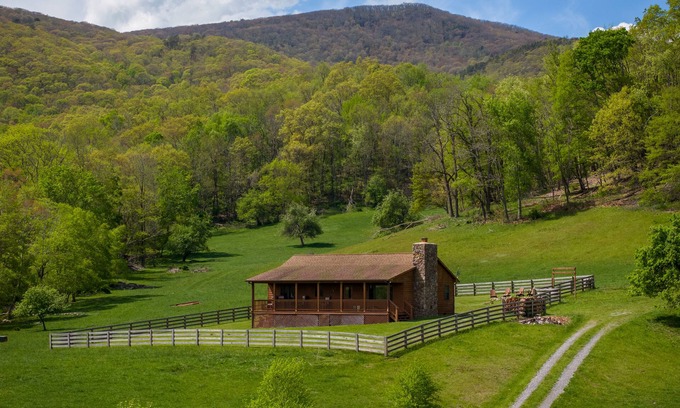 Doe Hill Maison | Ferme rarement vue sur 172 acres dans le comté de Highland