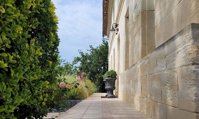 Lugon-et-l'ile-du-Carney Lit Et Petit-Déjeuner | Maison Sommet Clos les arbories Hébergement 4 chambres, cuisine équipée, piscine