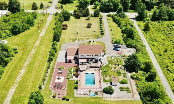 Saugerties Maison | SonAra Retreat - Hot tub, pool, amazing mountain views, plus many amenities!
