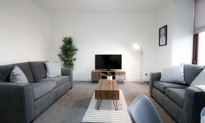 Greenock Appartement | Pillow Partners are proud to present this stylish first floor which is ideal for contractors, fam...