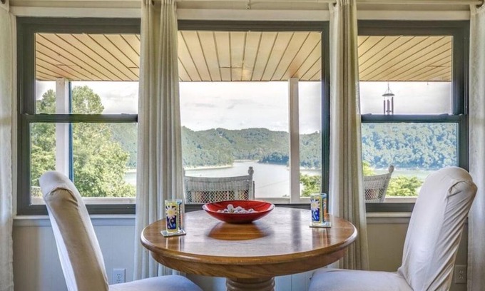 Sparta Maison | Songbird Manor (Panoramic Lake Views)