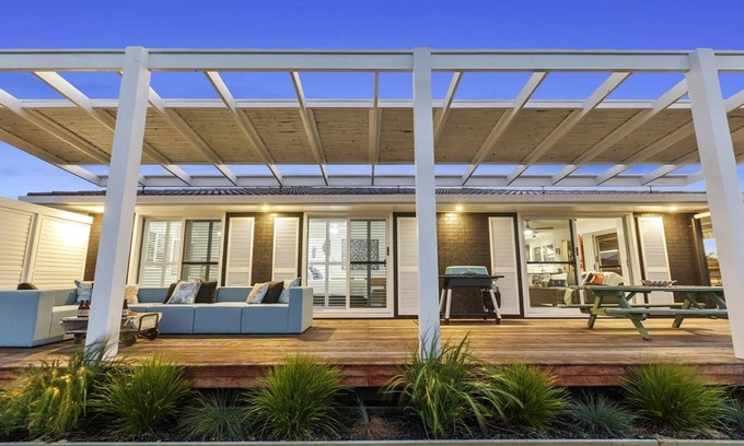 Burnett Heads Maison | Soothed by the sights and sounds of the sea, the Quirky Black Shack beckons!