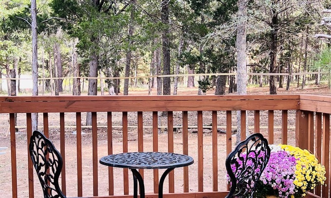 Circle D-KC Estates Cabine | Sophie’s cabin - In lost Pines! 2mi to Bastrop Lake