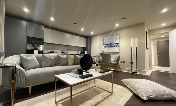 Chigwell Appartement | Sophisticated 1BR, 1 BA Chigwell Designer Flat CHCL F2