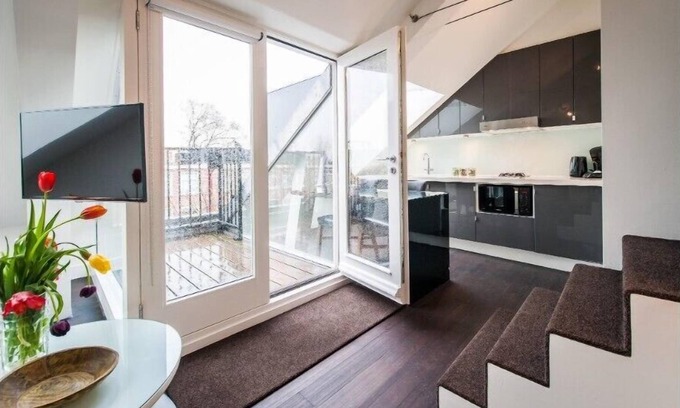 Dapperbuurt Appartement | Sophisticated and bright rooftop studio for 2 pers near Oosterpark with balcony
